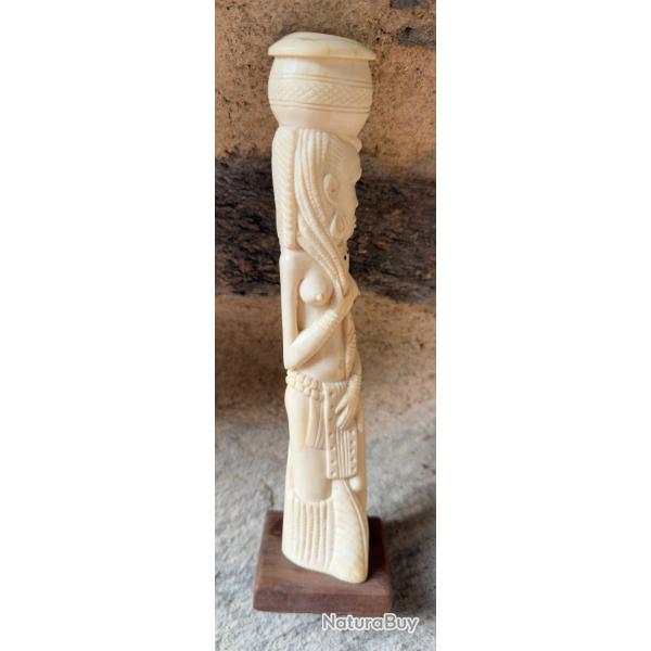 Statuette de femme en ivoire v�ritable. Afrique de l'Ouest