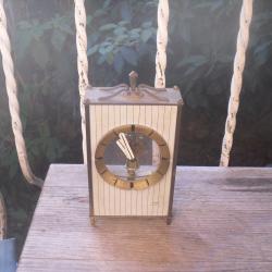 Horloge et Lot d'objets m&eacute;talliques