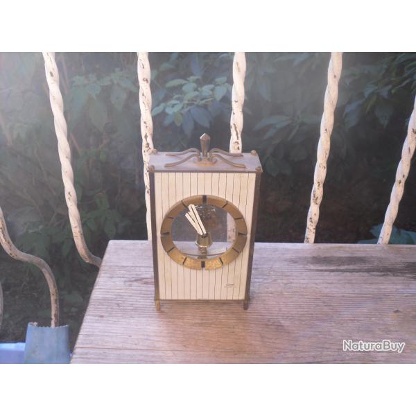 Horloge et Lot d'objets m�talliques