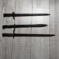 Lot de trois ba&iuml;onnettes, pi&egrave;ces de terrain, fran&ccedil;aise, allemande, us,ww1 ww2.