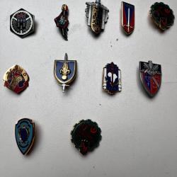 Lot d'insignes, pucelles arthus Bertrand, &eacute;ditions atlas.