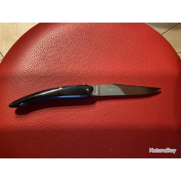 Tr�s beau couteau artisanal mouche forg�e corne  �tui gros cuir