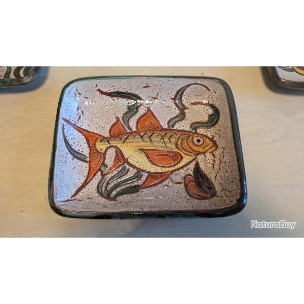 Magnifique Plat Vallauris . Dcor main. Excellent tat.