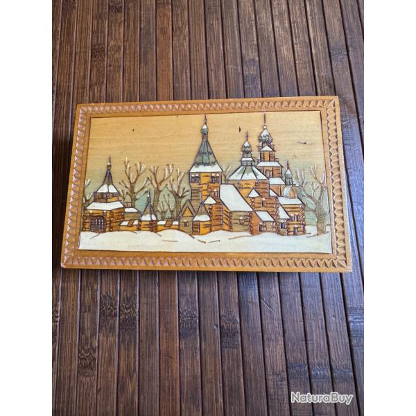 COFFRET VINTAGE EN BOIS RUSSE  SCULPT PEUT SERVIR POUR FAIRE UN COFFRET D'ARME