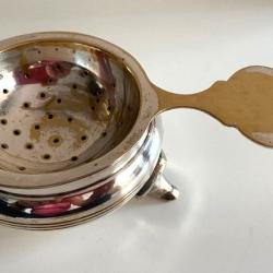 Ancienne Passoire à Thé en Laiton Plaqué Argent Antique English Tea Vintage