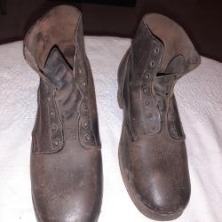 Paire de Bodrequins ou Galoches bois et cuir