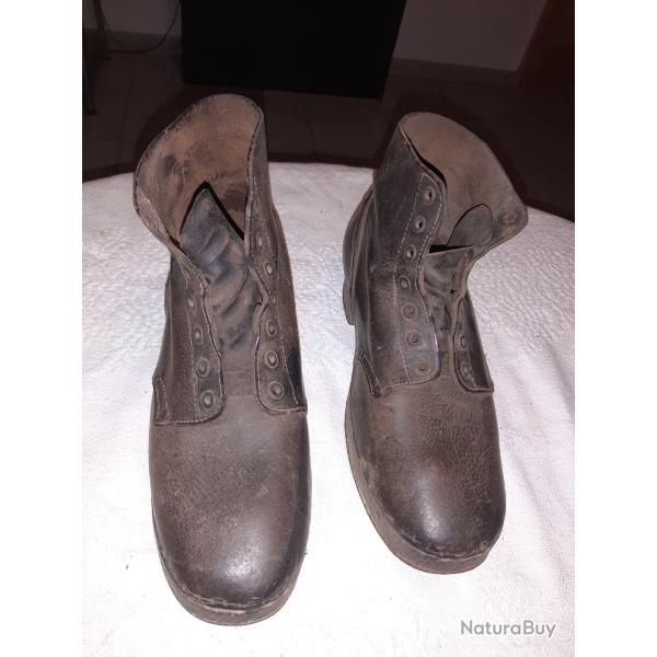 Paire de Bodrequins ou Galoches bois et cuir