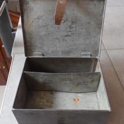 Boite en fer blanc. Arm&eacute;e suisse. Pour munitions et entretien du parabellum. Dotation officier