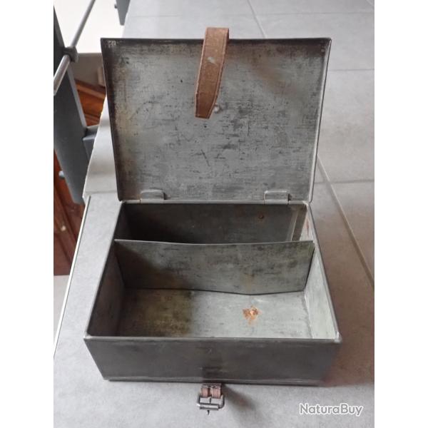 Boite en fer blanc. Arm�e suisse. Pour munitions et entretien du parabellum. Dotation officier