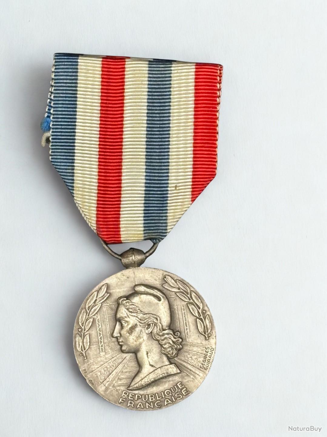 France Médaille d'honneur des chemins de fer Medal 1965 Uncirculated