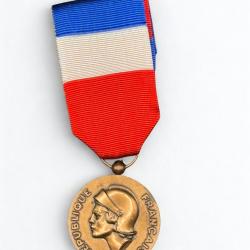 (32.001) M&eacute;daille d'honneur au personnel civil relevant du minist&egrave;re de la D&eacute;fense