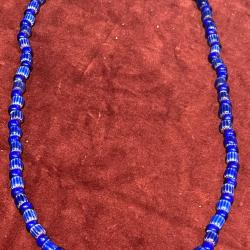 Joli collier indien des plaines trade beads perle de traite chevrons et bleu intérieur blanc