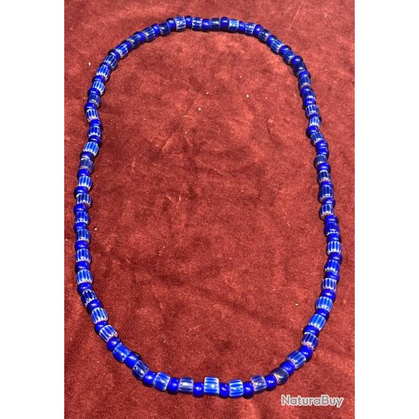 Joli collier indien des plaines trade beads perle de traite chevrons et bleu intrieur blanc