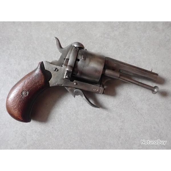 Revolver  broche. Calibre 7 mm. Poinon : U couronn