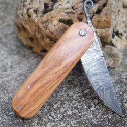 Couteau Piémontais Manche Bois Olivier Lame Acier Damas 128 Couches Trailing Point Fabr Artisanale01