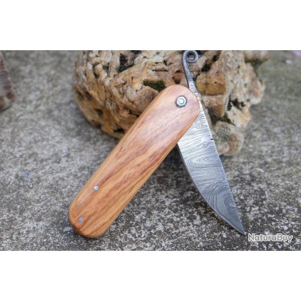 Couteau Pimontais Manche Bois Olivier Lame Acier Damas 128 Couches Trailing Point Fabr Artisanale01
