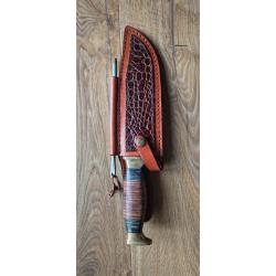 VDS COUTEAU DE COLLECTION TYPE CROCODILE DUNDEE AVEC SON ETUI ET SON AFUTOIR