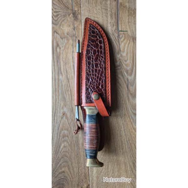 VDS COUTEAU DE COLLECTION TYPE CROCODILE DUNDEE AVEC SON ETUI ET SON AFUTOIR