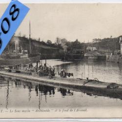 CPA- Marine de Guerre - Le Sous-Marin "Archim&egrave;de" et fond de l'Arsenal - N&deg;4440