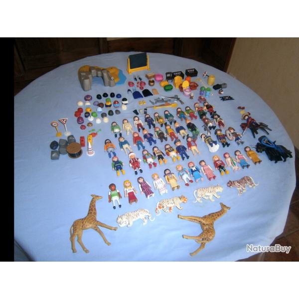 Jouets: Lot Playmobil (personnages, animaux et accessoires), 157 pi�ces