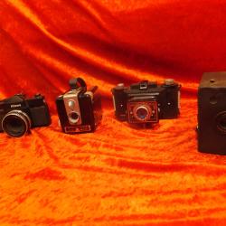 Lot de 4 appareils photos  Voir les photos qui font office de description.