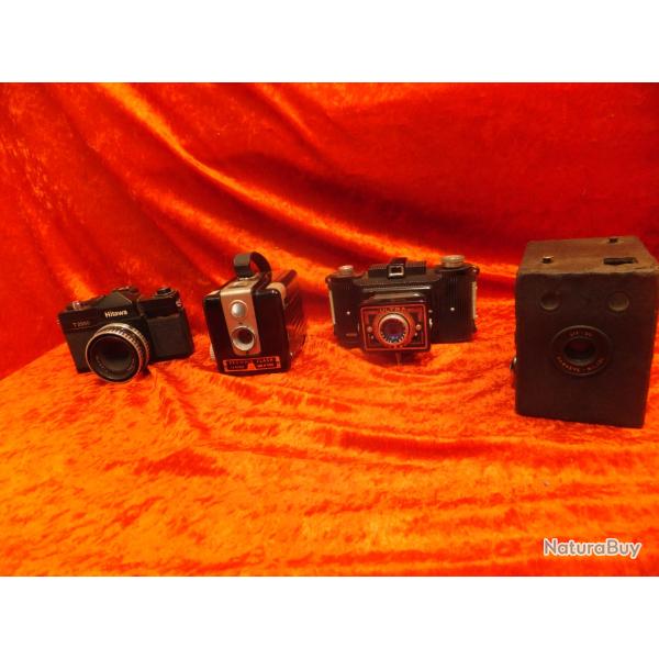 Lot de 4 appareils photos  Voir les photos qui font office de description.