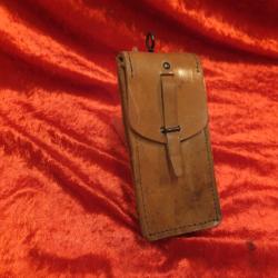 TROUSSE DE NETTOYAGE MAT 49. Contient : burette huile vide, tiges, chargette.