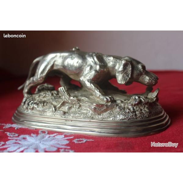 Statue ancienne chien de chasse � l' arr�t