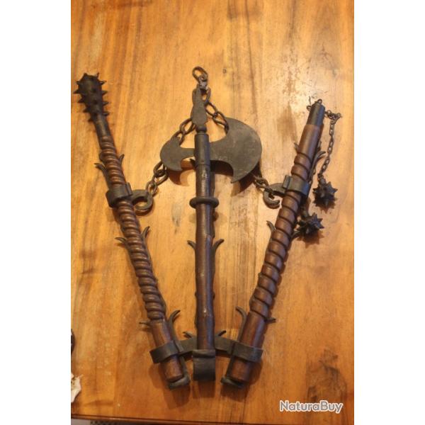 Dcoration grand rtelier avec armes mdivales