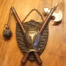 Décoration blason avec armure et  2 armes médiévales