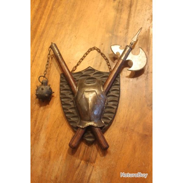 Dcoration blason avec armure et  2 armes mdivales