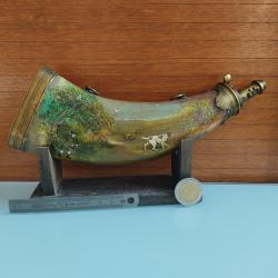 Ancienne poire &agrave; poudre du XIX&egrave;me en corne et laiton peinte d'&eacute;poque d'une sc&egrave;ne cyn&eacute;g&eacute;tique sign&eacute;e