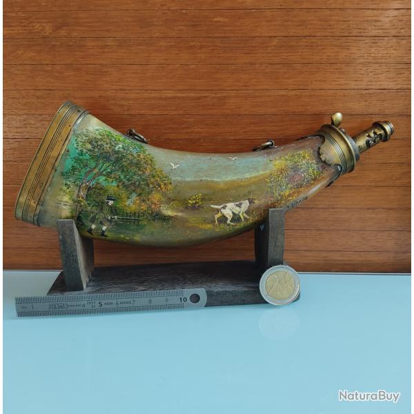 Ancienne poire � poudre du XIX�me en corne et laiton peinte d'�poque d'une sc�ne cyn�g�tique sign�e