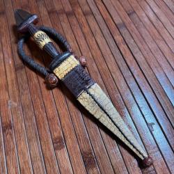 BEAU POIGNARD DE BRAS TOUARÈGUE EN CUIR ET PEAU DE REPTILE