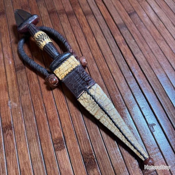 BEAU POIGNARD DE BRAS TOUARGUE EN CUIR ET PEAU DE REPTILE