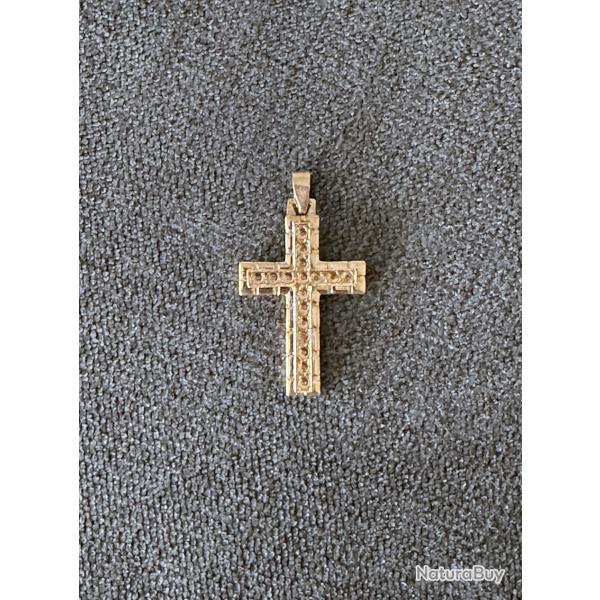 Pendentif or massif 18 carats - croix - M�daille religieuse
