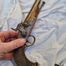 PISTOLET A PERCUSSION ANCIENNEMENT A SILEX CROSSE EN NOYER  XVIIIE XIXE