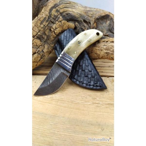 Couteau Skinner Damas Manche en os Lame  pointe clip en acier Damas Etui en Cuir