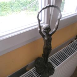 bronze jeune femme 40 cm environ , poids 2.5 kilo , pas de signature , un trou de taraudage je ne sa