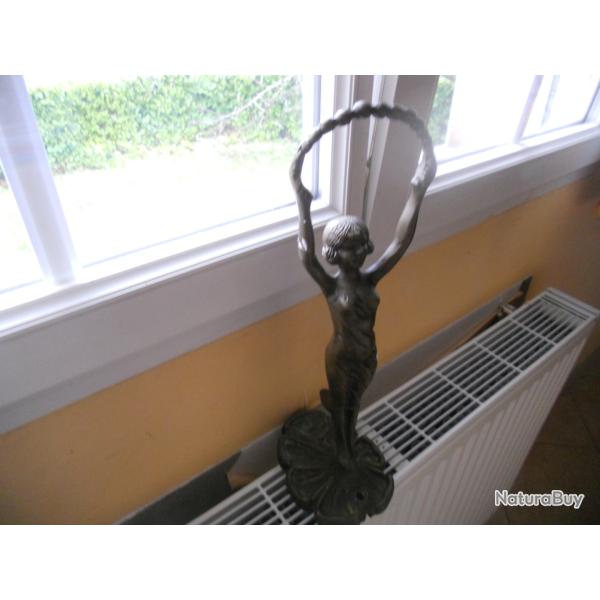 bronze jeune femme 40 cm environ , poids 2.5 kilo , pas de signature , un trou de taraudage je ne sa