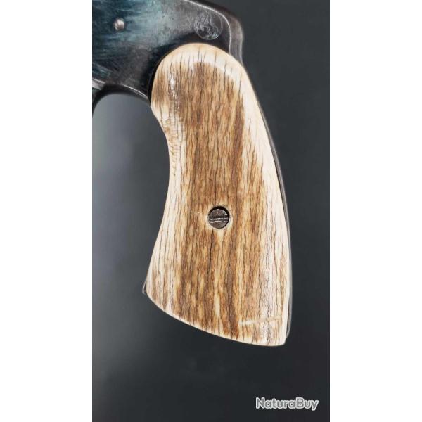 PAIRE DE PLAQUETTES EN CORNE POUR REVOLVER COLT95 ET D�RIV�S COLT 1889 / 1895 / 1901 ETC