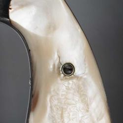 PAIRE DE PLAQUETTES EN NACRE POUR REVOLVER COLT95 ET D&Eacute;RIV&Eacute;S COLT 1889 / 1895 / 1901 ETC