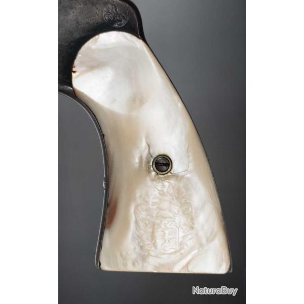 PAIRE DE PLAQUETTES EN NACRE POUR REVOLVER COLT95 ET D�RIV�S COLT 1889 / 1895 / 1901 ETC