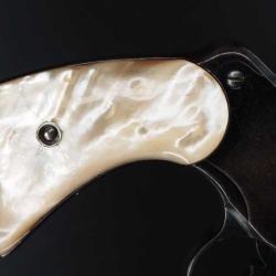 PAIRE DE PLAQUETTES EN NACRE POUR REVOLVER COLT95 ET D&Eacute;RIV&Eacute;S COLT 1889 / 1895 / 1901 ETC