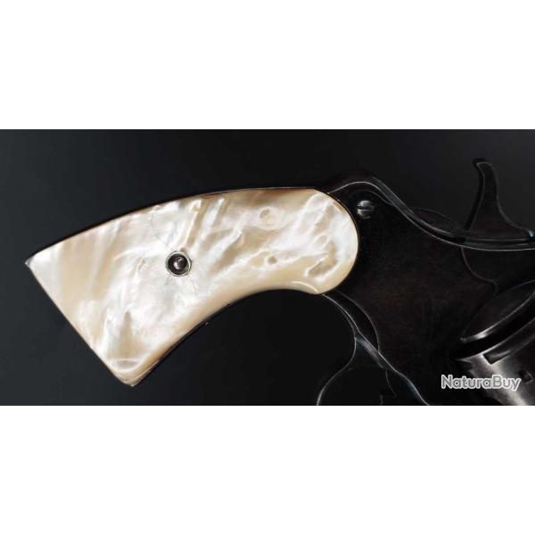 PAIRE DE PLAQUETTES EN NACRE POUR REVOLVER COLT95 ET D�RIV�S COLT 1889 / 1895 / 1901 ETC