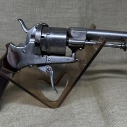 Très beau révolver à broche de 7 mm avec son étui.