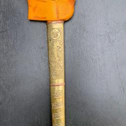 GRAND COUTEAU KRISS / KERIS, FOURREAU EN LAITON, POIGNEE BRONZE, LAME A ONDULATIONS