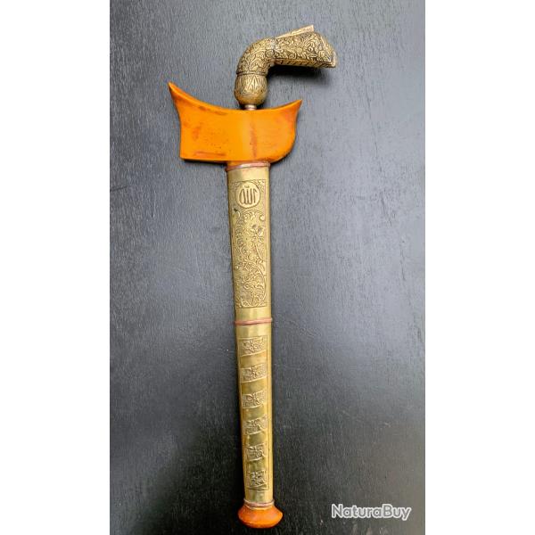 GRAND COUTEAU KRISS / KERIS, FOURREAU EN LAITON, POIGNEE BRONZE, LAME A ONDULATIONS