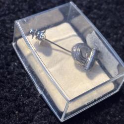 eguille a cravate grise en metal , destockage enchere