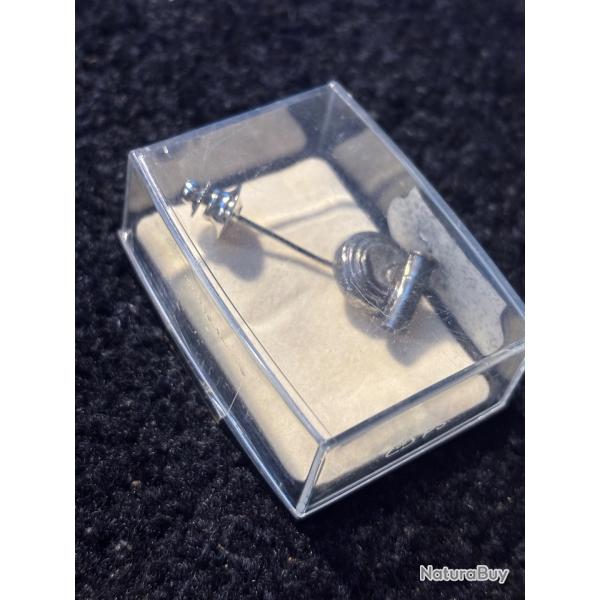 eguille a cravate grise en metal , destockage enchere
